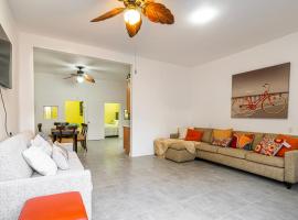 2 Br/ 1 Ba home, Sleeps 10, 1 min walk to Rosarito Beach，位于罗萨里托罗萨里托海滩附近的酒店