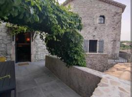 Magnifique maison en coeur de Balazuc, proche plages ardèche，位于巴拉聚克的酒店