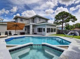 5 BR Mansion with Pool and non-heated Jacuzzi Games in Boynton Beach，位于波因顿海滩Boca Rio Golf Club附近的酒店
