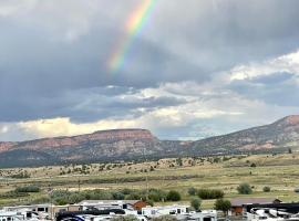 The Riverside Ranch Motel and RV Park Southern Utah，位于哈奇的汽车旅馆