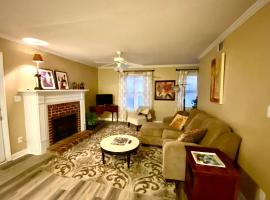 Trendy 2Bed 2 Bath Villa In The Village With King Bed，位于罗利Supreme Court of North Carolina附近的酒店