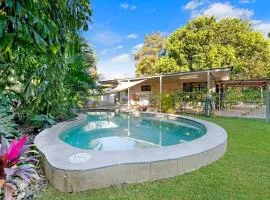 Tropical Tranquillity - Spacious Poolside Cottage