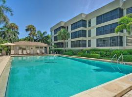 Luxury Sanibel Condo with Ocean View Steps to Beach，位于萨尼贝尔的酒店