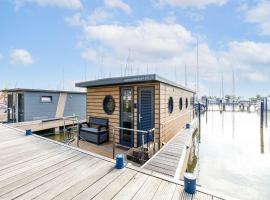 Comfortable houseboat in Marina Volendam，位于福伦丹的家庭/亲子酒店