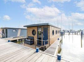 Comfortable houseboat in Volendam Marina，位于福伦丹的船屋