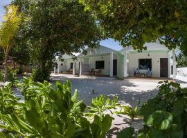 Clouds Beach Retreat Laamu Gan，位于甘岛的酒店