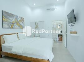 Pringgading Surf Camp Mitra RedDoorz，位于明古鲁省明古鲁班禅海滩附近的酒店