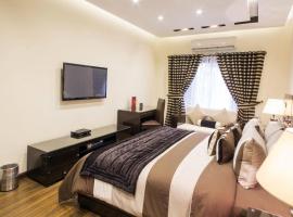 Royaute Luxury Suites and Hotel Gulberg Lahore，位于拉合尔Gulberg的酒店