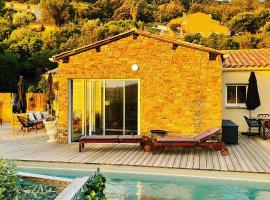 VILLA PERLA SAINT-TROPEZ CAVALAIRE sur MER, 3-5 chambres, vue mer, piscine chauffée avril à octobre，位于滨海卡瓦莱尔的酒店