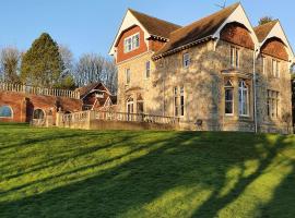 Country Manor House with indoor Pool and Hot Tub，位于罗切斯特的酒店