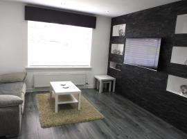 Beautiful 3 bedroom home with large garden 35 mins to Glasgow & Edinburgh，位于Whitburn的酒店
