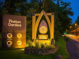Pinetum Gardens Retreats，位于圣奥斯特尔的豪华帐篷营地