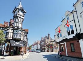 The Clock Tower Apartment - Spacious, Modern, 2 bed Apartment , Southsea with Free parking - sleeps 4，位于朴次茅斯的海滩短租房