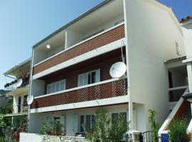 Apartments with WiFi Rabac, Labin - 2323，位于拉巴克的酒店