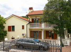 Apartments with a parking space Povile, Novi Vinodolski - 2398，位于波威尔的酒店