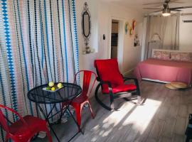 Private and Comfy Cabin near to MIA airport，位于迈阿密的酒店