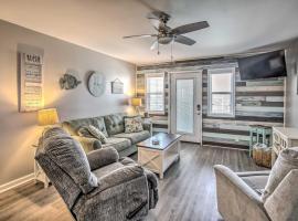 Waterfront Ocean Isle Beach Condo with Balcony!，位于海洋岛海滩的酒店