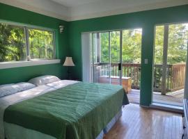 rainforest suite with a king size bed，位于鲍威尔里弗的度假短租房