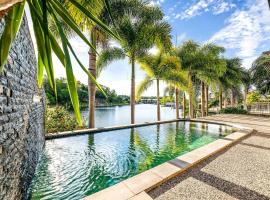 Luxe Bayview Oasis with Dream Waterfront Pool，位于Stuart Park的乡村别墅