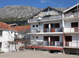 Apartments and rooms with WiFi Podaca, Makarska - 2613，位于波达卡的酒店