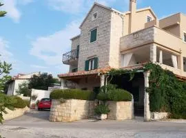 Apartments with parking space Postira, Brac - 2913