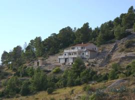 Isolated apartments with a parking space Cove Vela Farska, Brac - 2897，位于穆尔维察的酒店