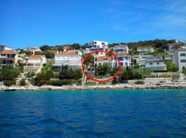 Apartments by the sea Okrug Donji, Ciovo - 2977，位于奥库格哥恩基的酒店