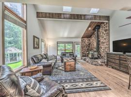 Cozy Cloudcroft Townhome about 1 Mi to Burro Ave!，位于克劳德克罗夫特的酒店