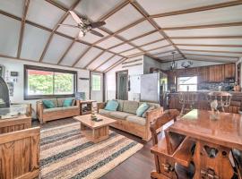 Jamestown Retreat with Hot Tub - Walk to Lake!，位于Hartstown的酒店