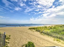 Walk to Public Beach Access Norfolk Family Home，位于诺福克的酒店