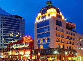 婆罗洲万怡酒店，位于哥打京那巴鲁的酒店