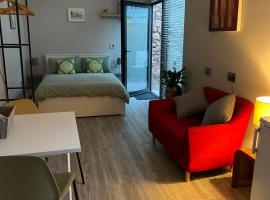 Hugo Mews Bright Studio Apartment，位于布瑞Greystones Golf Club附近的酒店