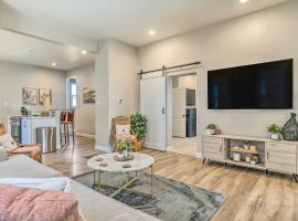 Quaint and Cozy Indianapolis Getaway with Yard!，位于印第安纳波利斯的酒店