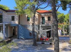 Apartments and rooms by the sea Rogoznica - 3266，位于罗戈兹尼察的酒店