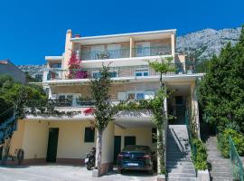 Apartments and rooms with parking space Brela, Makarska - 2717，位于布雷拉的酒店