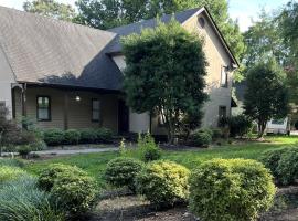 Beautiful Private West Knoxville Home 2700sf, 4 Beds, 2 & half Baths，位于诺克斯维尔的别墅