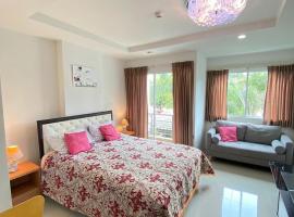 Beach 7 Condo, Pattaya，位于乔木提恩海滩的豪华酒店