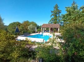 Maison Croix du sud. Chambre Fruits de la Passion，位于Saint-Amand-de-Vergt的酒店