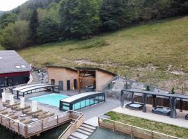 La Ferme de Rochesson, Jacuzzis & Piscine commune，位于Rochesson的酒店