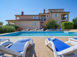 Family friendly apartments with a swimming pool Basanija, Umag - 3402，位于萨武德里亚的酒店