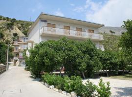 Apartments by the sea Duce, Omis - 2731，位于杜基拉特的酒店