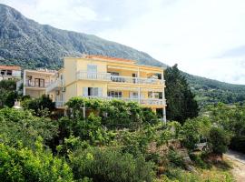 Apartments and rooms by the sea Zivogosce - Porat, Makarska - 2733，位于兹沃格谢的酒店