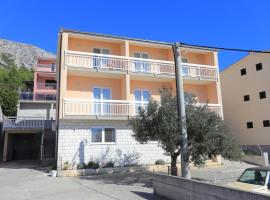 Apartments with a parking space Stanici, Omis - 2818，位于泰斯的酒店