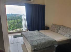 Lovely studio condo with balcony & pool @ Suria Jelutong，位于莎阿南的酒店
