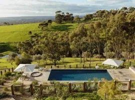 TIMBA - Luxury bush retreat with pool, spa & gym
