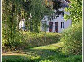 Gîte AU BORD DE L'EAU jusqu'à 8 personnes，位于武埃兹河畔尚邦的酒店