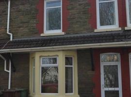 Entire 3 bedroom house near Caerphilly station，位于卡菲利的酒店