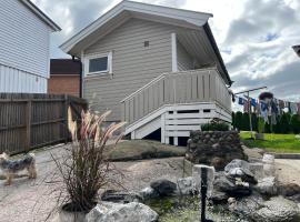 Sentralt i Fredrikstad, gratis parkering og varmepumpe med AC，位于腓特烈斯塔的住宿