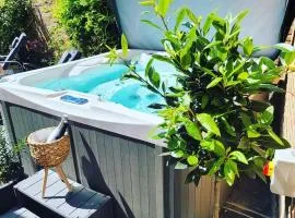 Executive Suite with Private HotTub, Full SkyTV in 600 Year Old Manor House