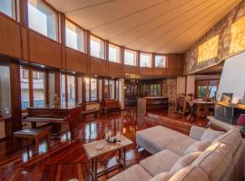 VILLA ZOE Seaside Unique Villa Voula，位于雅典的酒店